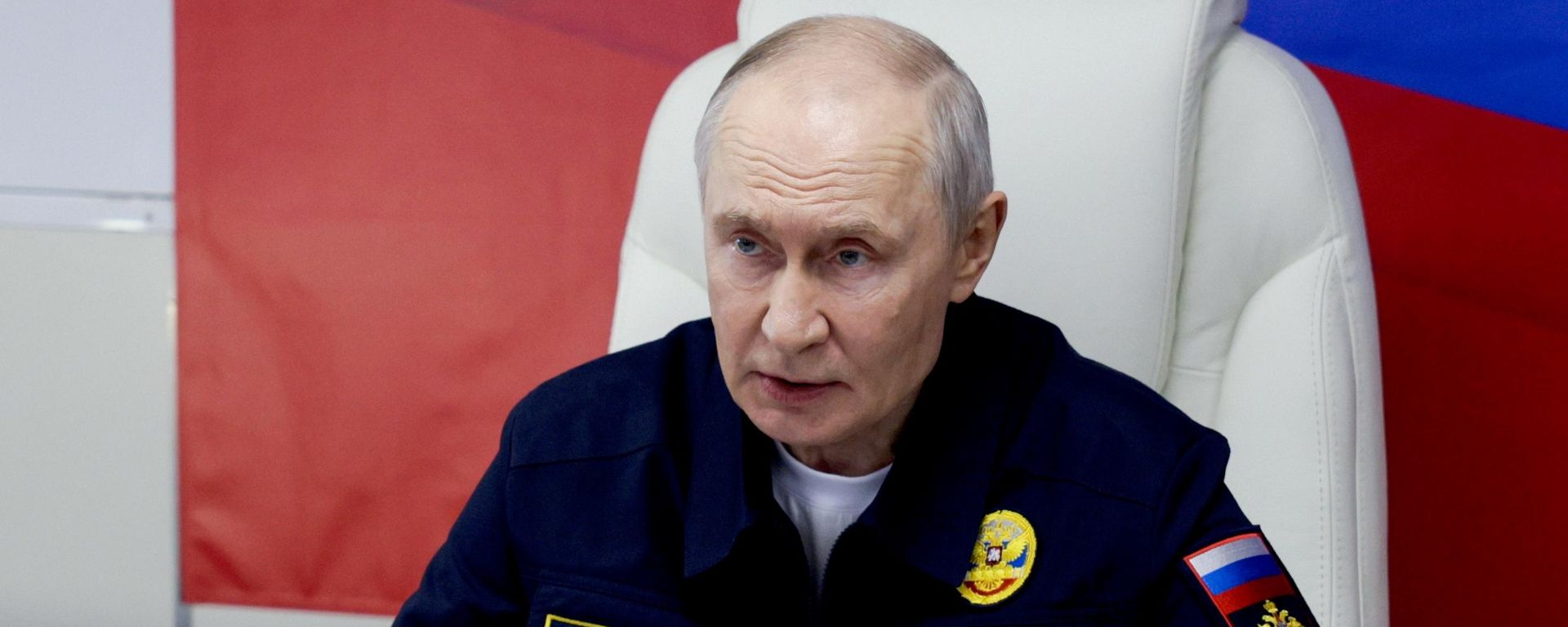 Президент России Владимир Путин проводит совещание на ракетном крейсере Варяг во время завершающей стадии учений Тихоокеанского флота.  - Sputnik Таджикистан, 1920, 12.08.2026