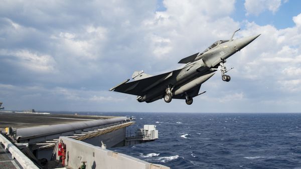 Французский истребитель Rafale взлетает с авианосца Шарль де Голль. - Sputnik Тоҷикистон