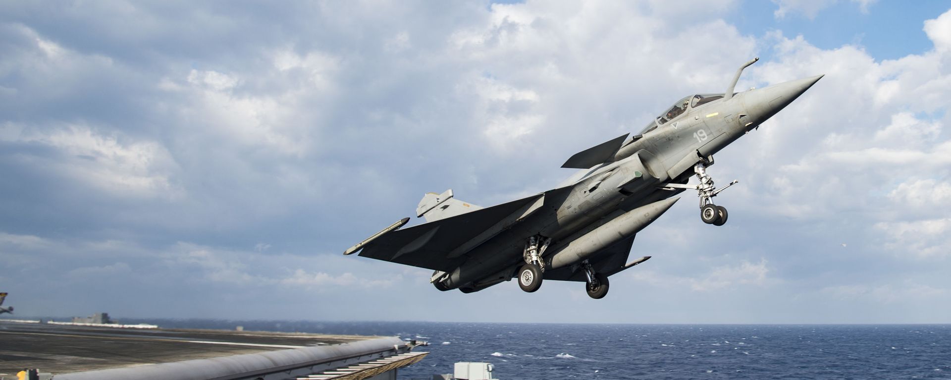 Французский истребитель Rafale взлетает с авианосца Шарль де Голль. - Sputnik Тоҷикистон, 1920, 13.08.2026
