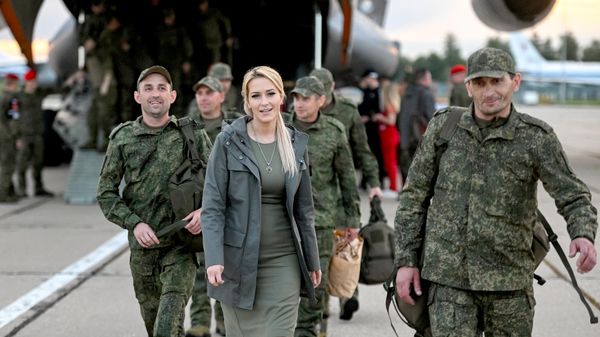 Уполномоченный по правам человека в РФ Яна Лантратова и возвращенные из украинского плена российские военнослужащие.  - Sputnik Таджикистан
