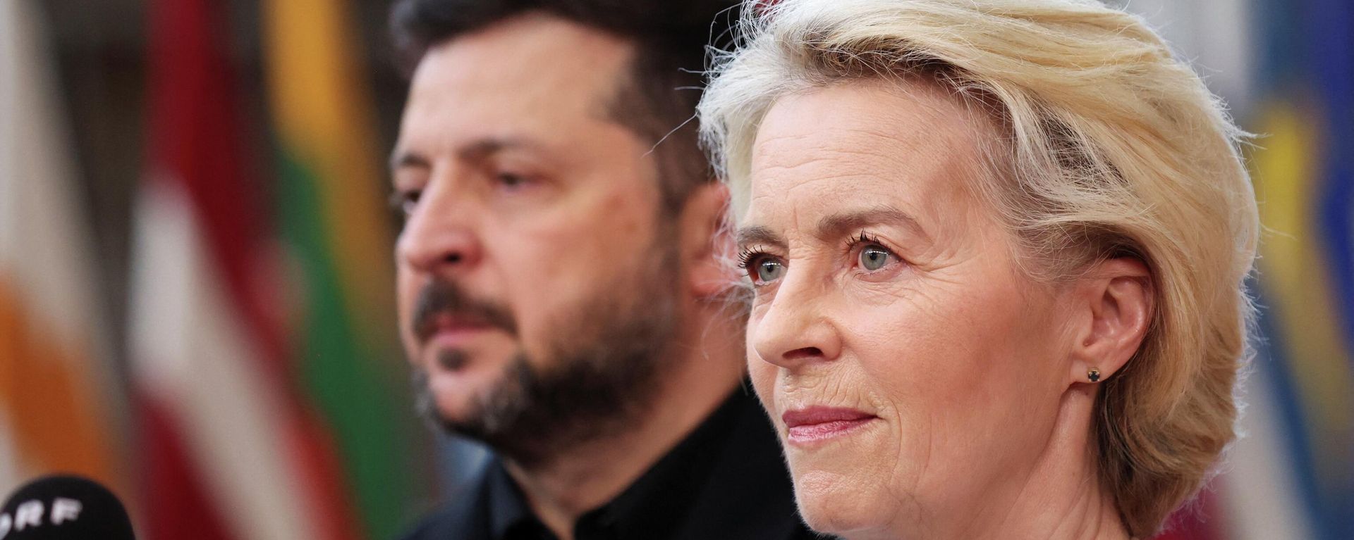 Президент Украины Владимир Зеленский и глава Еврокомиссии Урсула фон дер Ляйен. - Sputnik Тоҷикистон, 1920, 12.08.2026
