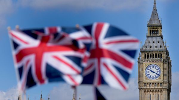 Флаги Великобритании на фоне башни Биг-бен.  - Sputnik Тоҷикистон