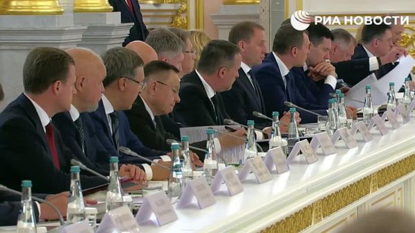 Ба бозгашти ҷанговарон аз минтақаи амалиёти вижаи низомӣ бояд омода шуд, - Путин - Sputnik Тоҷикистон