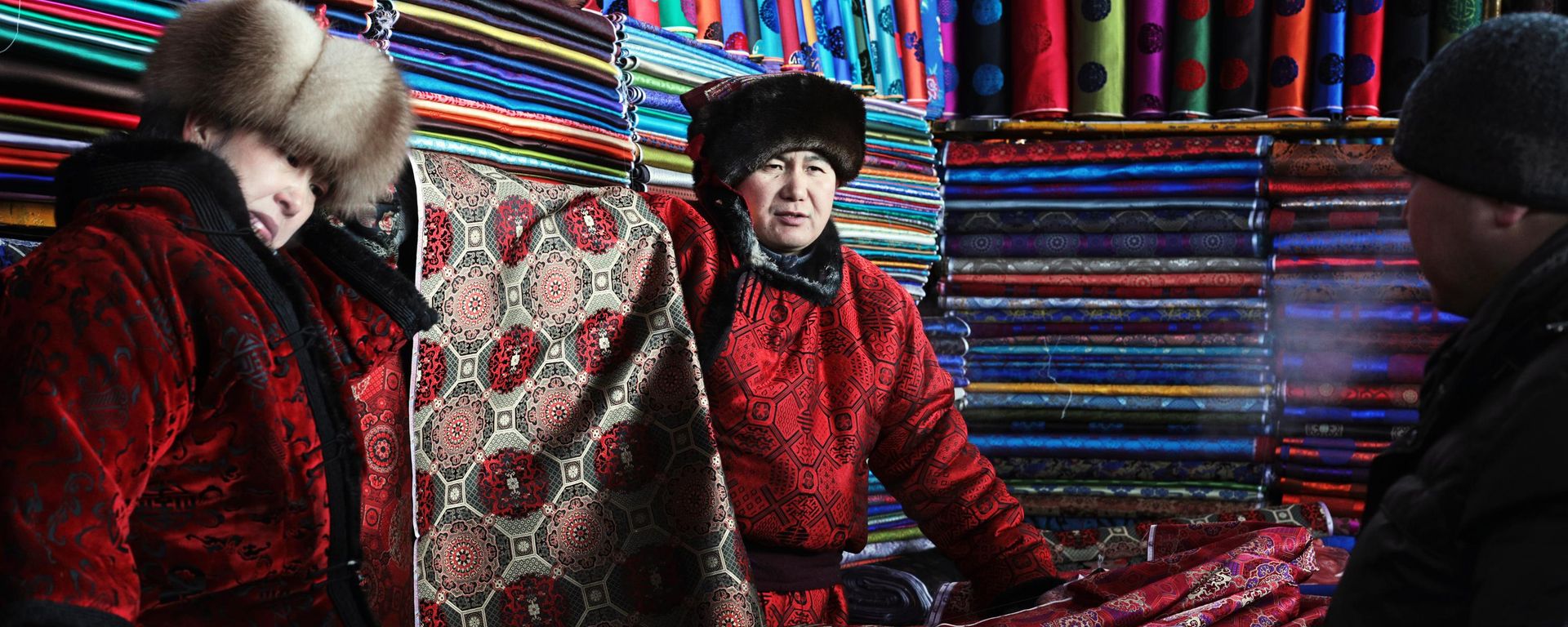 Продажа тканей на рынке Наран Туул в Улан-Баторе. - Sputnik Таджикистан, 1920, 20.08.2026