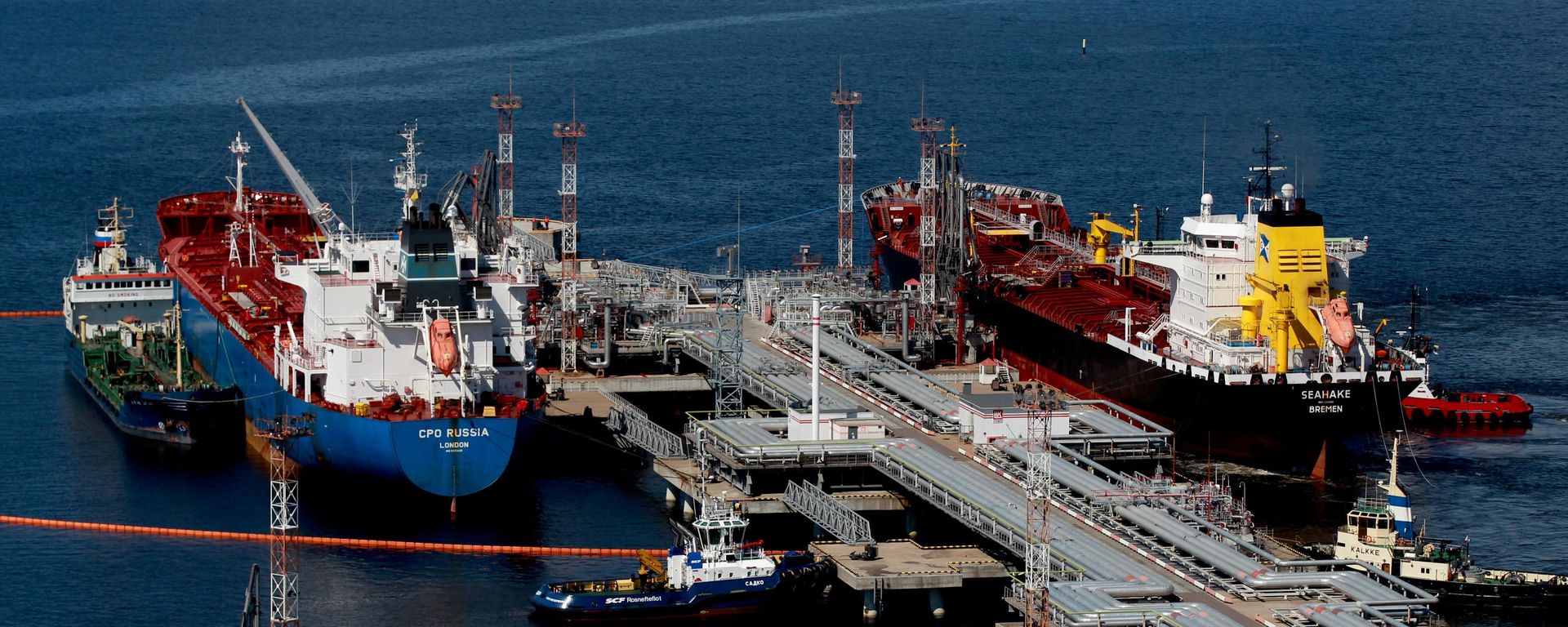 Заливка нефтепродуктов в танкеры на распределительно-перевалочном комплексе ЛУКОЙЛ-II на острове  Высоцкий Ленинградской области.  - Sputnik Тоҷикистон, 1920, 20.08.2026