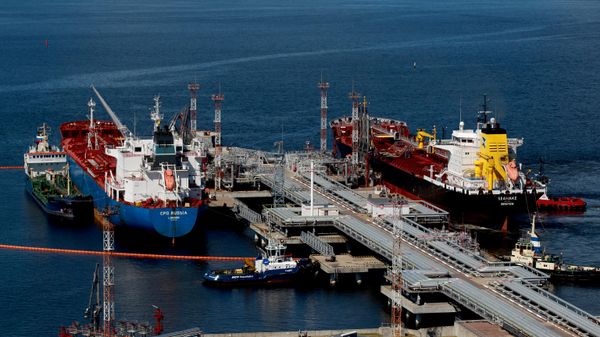 Заливка нефтепродуктов в танкеры на распределительно-перевалочном комплексе ЛУКОЙЛ-II на острове  Высоцкий Ленинградской области.  - Sputnik Тоҷикистон