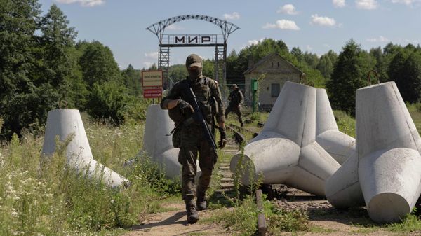 Польские военнослужащие патрулируют территорию вокруг польско-белорусской границы в Гобятах, Польша - Sputnik Таджикистан