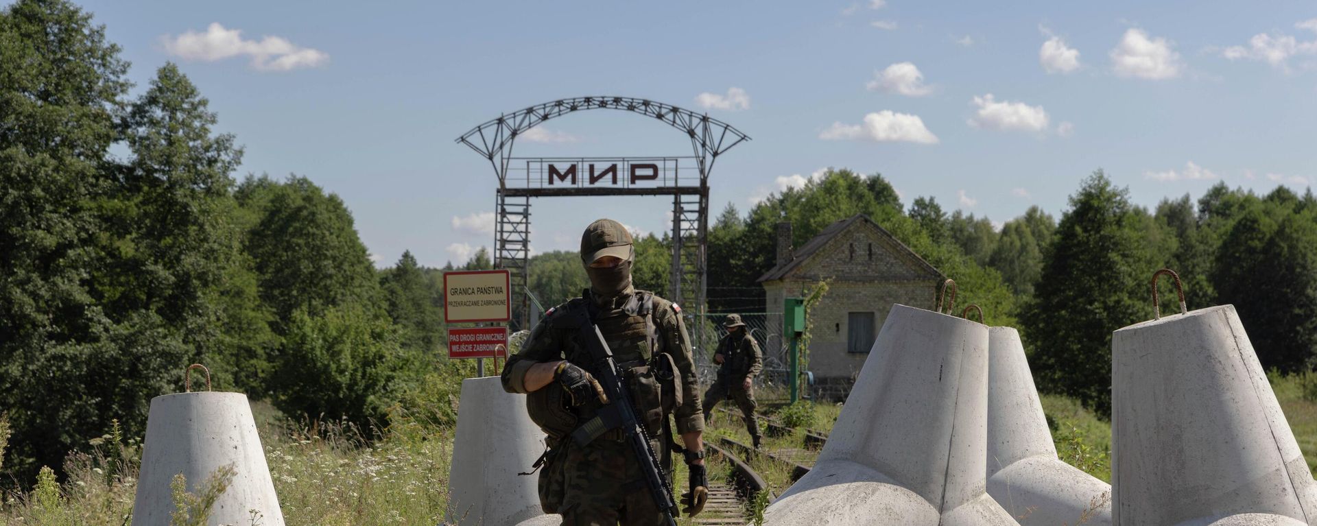 Польские военнослужащие патрулируют территорию вокруг польско-белорусской границы в Гобятах, Польша - Sputnik Таджикистан, 1920, 20.08.2026