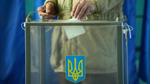 Избиратель во время голосования на одном из избирательных участков города Харькова в день второго тура выборов президента Украины. - Sputnik Таджикистан