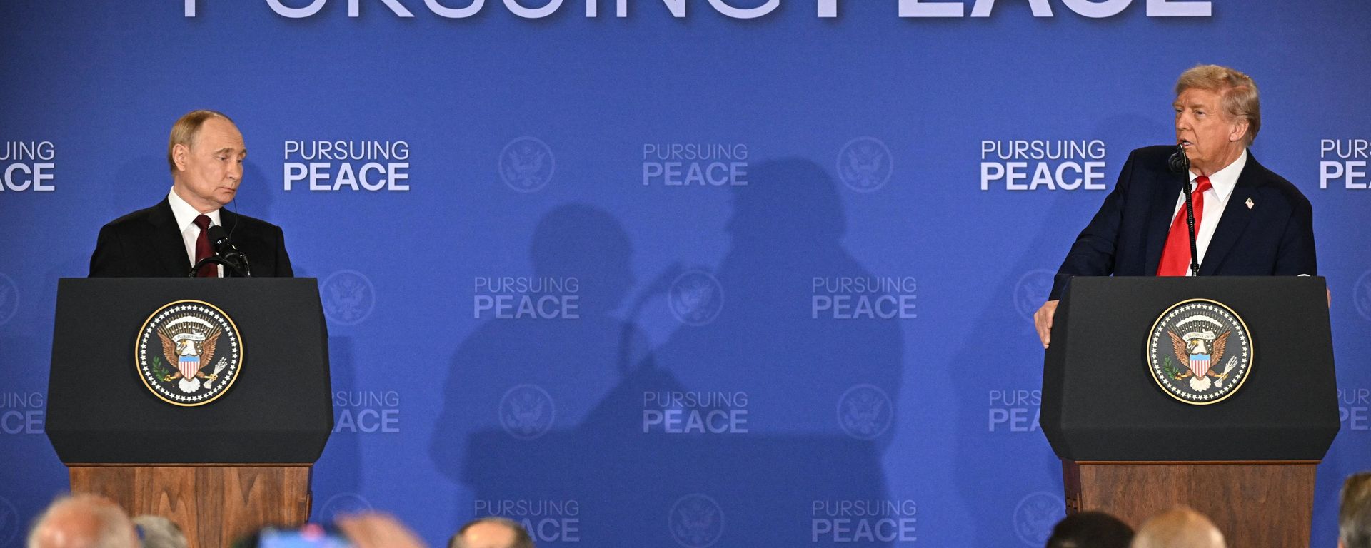 Президент РФ Владимир Путин и президент США Дональд Трамп во время пресс-конференции по итогам переговоров на Аляске. - Sputnik Таджикистан, 1920, 21.08.2026