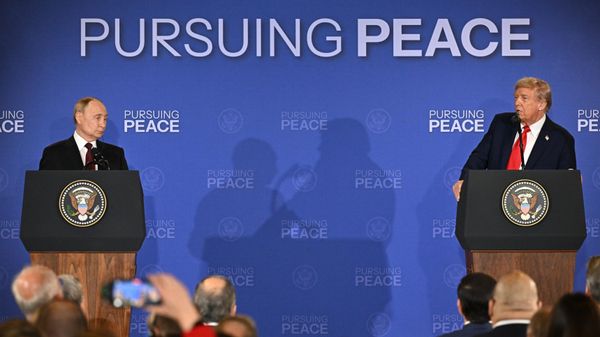 Президент РФ Владимир Путин и президент США Дональд Трамп во время пресс-конференции по итогам переговоров на Аляске.  - Sputnik Тоҷикистон