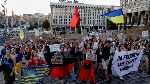 Митинг протестующих против решения президента Украины Владимира Зеленского заменить Михаила Федорова на посту министра обороны. Киев, Украина, 16 августа 2026 года. - Sputnik Тоҷикистон