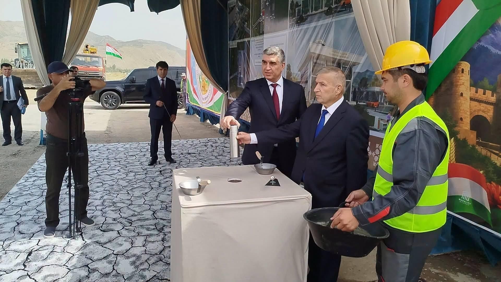 В Муминабадском районе заложен камень в фундамент строительства местного аэропорта. В Муминабадском районе заложен камень в фундамент строительства местного аэропорта. - Sputnik Таджикистан, 1920, 24.08.2026
