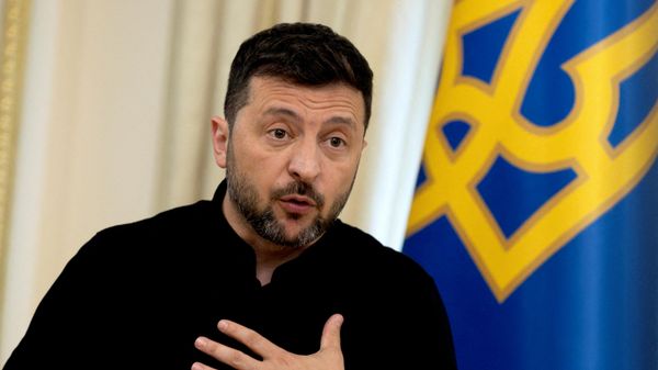 Владимир Зеленский выступает на пресс-конференции в Киеве. - Sputnik Таджикистан