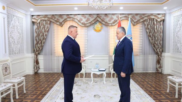 Вазири умури хориҷии Тоҷикистон аз сафири навтаъйини Белорус дар Душанбе нусхаи эътимоднома қабул кард - Sputnik Тоҷикистон
