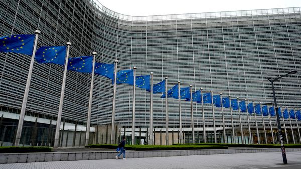 Флаги Европейского союза перед штаб-квартирой ЕС в Брюсселе.  - Sputnik Таджикистан
