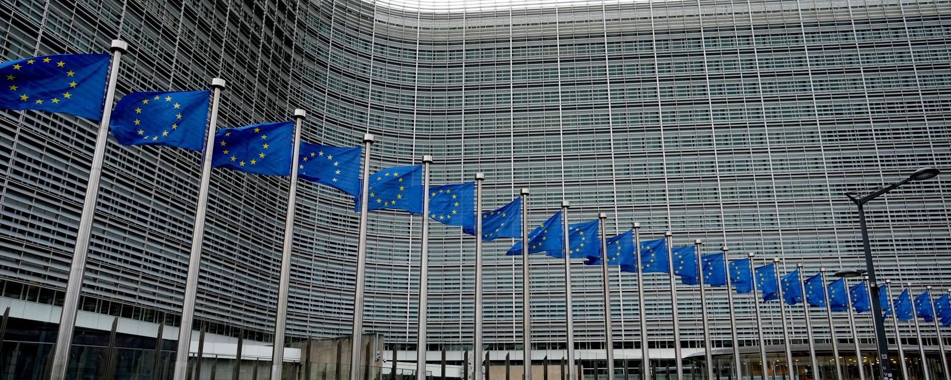 Флаги Европейского союза перед штаб-квартирой ЕС в Брюсселе.  - Sputnik Таджикистан, 1920, 25.08.2026