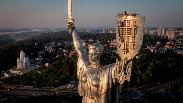 Рабочие устанавливают герб Украины на монумент Родина-мать в Киеве  - Sputnik Таджикистан
