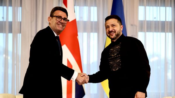 Владимир Зеленский и премьер-министр Великобритании Энди Бернэм во время встречи в Киеве, Украина, 24 августа 2026 года.  - Sputnik Тоҷикистон