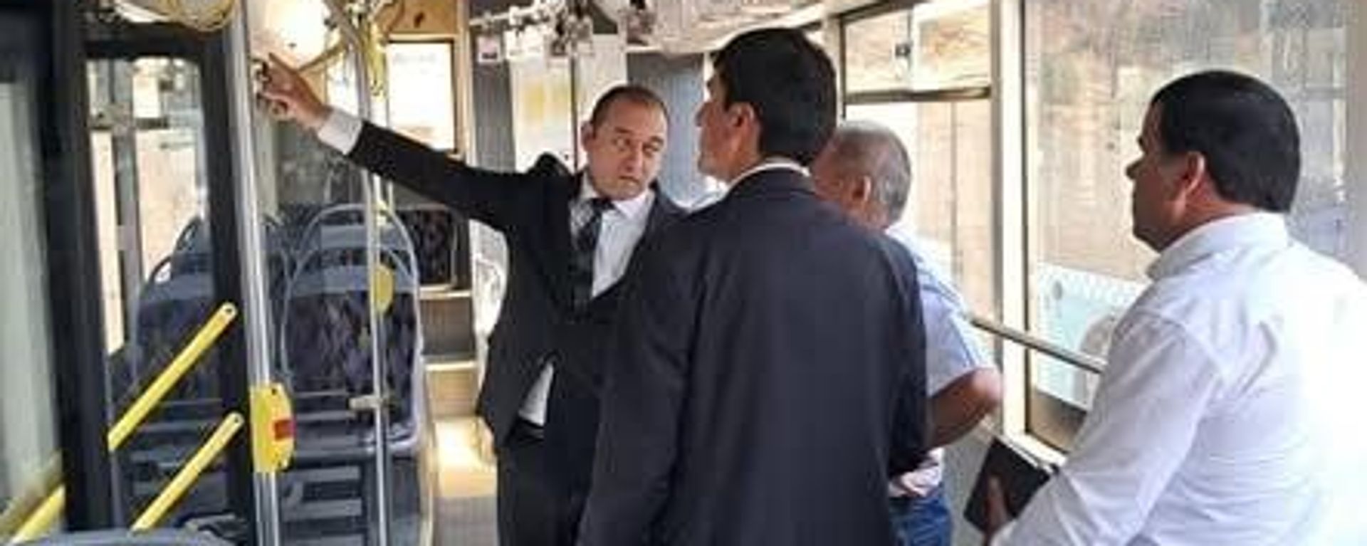 Дар Душанбе аз ронандагони нақлиёти мусофиркаш хостанд, ки қоидаҳои фарҳанги муоширатро риоя ва ба мусофирон дар сатҳи баланд хизматрасонӣ намоянд - Sputnik Тоҷикистон, 1920, 27.08.2026