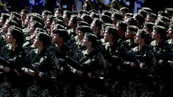 Украинские военнослужащие на параде в честь Дня независимости в Киеве, Украина. - Sputnik Тоҷикистон