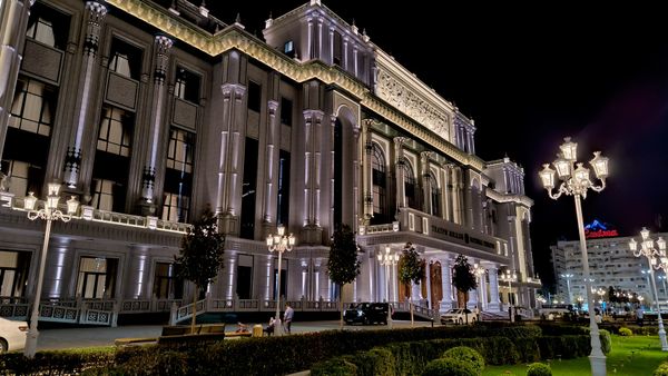 Украшены центральные улицы и проспекты, особенно проспекты Рудаки, Саади Ширози и Исмоили Сомони. - Sputnik Таджикистан