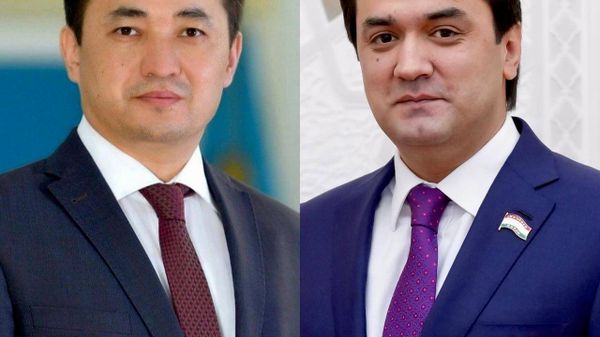 Рустам Эмомалӣ Айбек Аркабайулиро барои таъйин шуданаш ба мақоми раиси Қурултойи Қазоқистон табрик гуфт - Sputnik Тоҷикистон