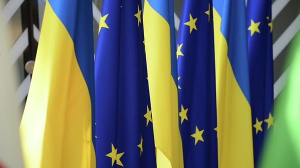 Флаги Украины и Европейского Союза - Sputnik Таджикистан