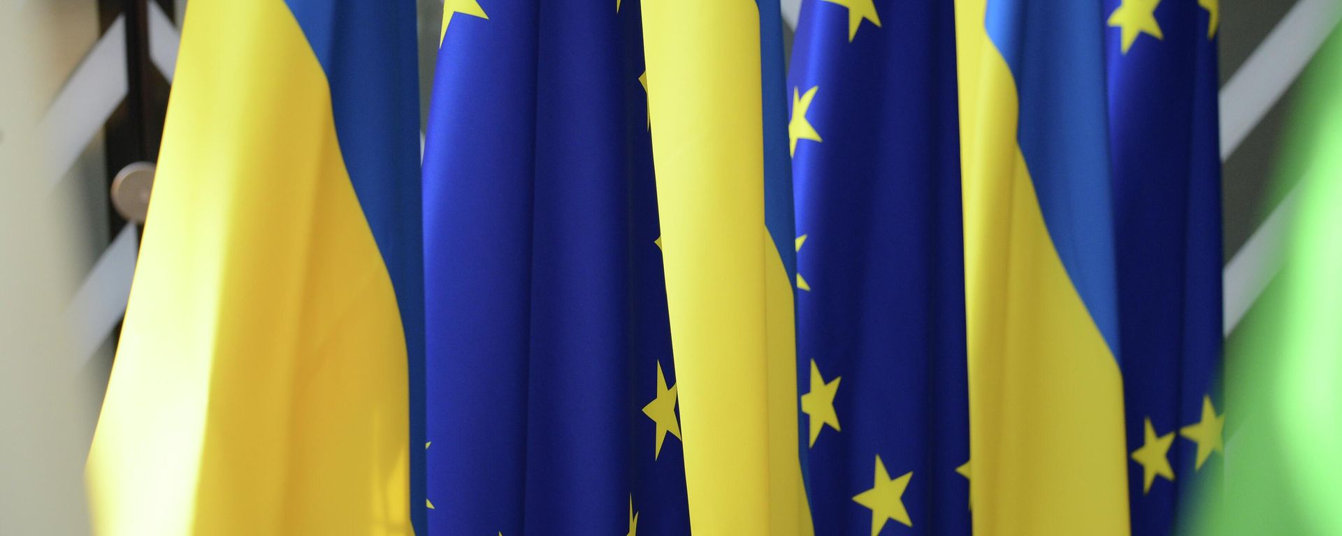 Флаги Украины и Европейского Союза - Sputnik Таджикистан, 1920, 30.08.2026