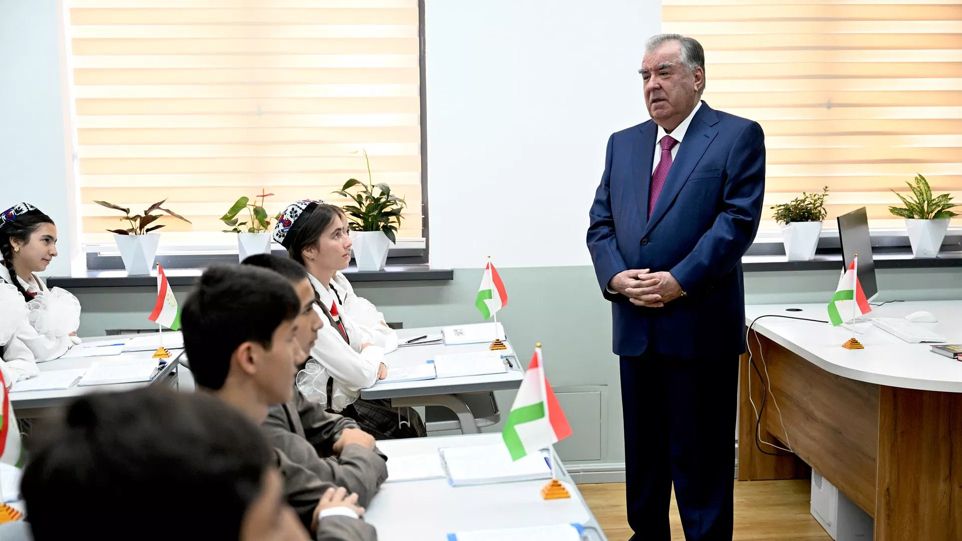 Раҳмон: Байни ҷавонону наврасон фарҳанги истифодаи шабакаи интернетро баланд бардоред