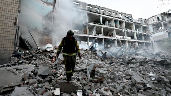 Здание бывшего Государственного научно-исследовательского института пластических масс (ГосНИИпластмасс) в Калининском районе Донецка, разрушенное в результате обстрелов со стороны ВСУ.  - Sputnik Таджикистан