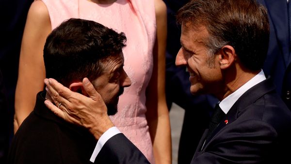 Президент Франции Эммануэль Макрон и Владимир Зеленский на Елисейских полях в Париже во вторник, 14 июля 2026 года.  - Sputnik Тоҷикистон
