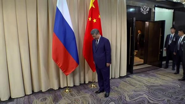Агар Чин муфид донад, Маскав омода аст, ки барои доимӣ гардонидани сафари бидуни раводид байни Русия ва Чин кор кунад, - Путин - Sputnik Тоҷикистон