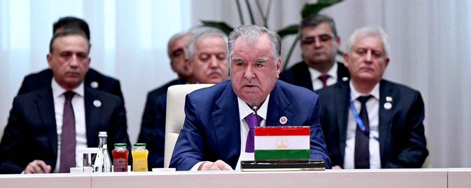 Низоъ атрофи Эрон бояд бо роҳи дипломатӣ ҳал шавад, - Раҳмон дар ҷаласаи СҲШ - Sputnik Тоҷикистон, 1920, 01.09.2026