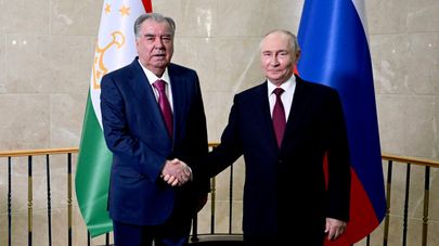 Президент РФ Владимир Путин и президент Таджикистана Эмомали Рахмон во время встречи на полях саммита Шанхайской организации сотрудничества (ШОС) в Бишкеке.