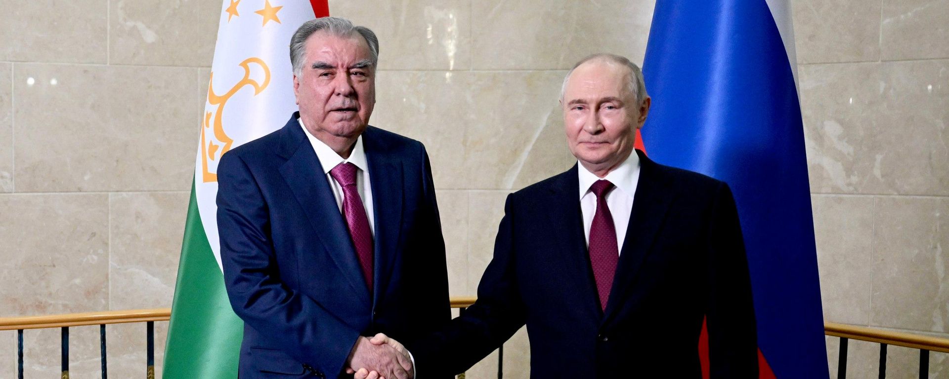 Президент РФ Владимир Путин и президент Таджикистана Эмомали Рахмон во время встречи на полях саммита Шанхайской организации сотрудничества (ШОС) в Бишкеке.  - Sputnik Тоҷикистон, 1920, 01.09.2026