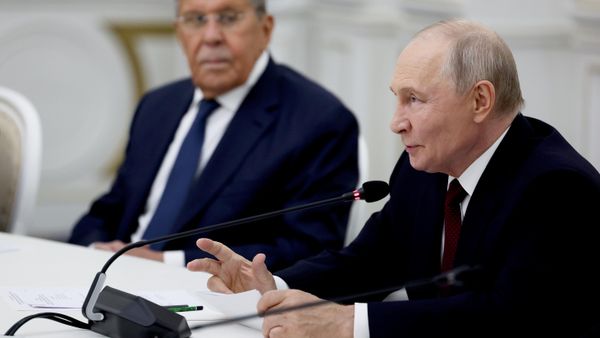 Президент РФ Владимир Путин во время встречи с президентом Таджикистана Эмомали Рахмоном на полях саммита Шанхайской организации сотрудничества (ШОС) в Бишкеке.  - Sputnik Тоҷикистон