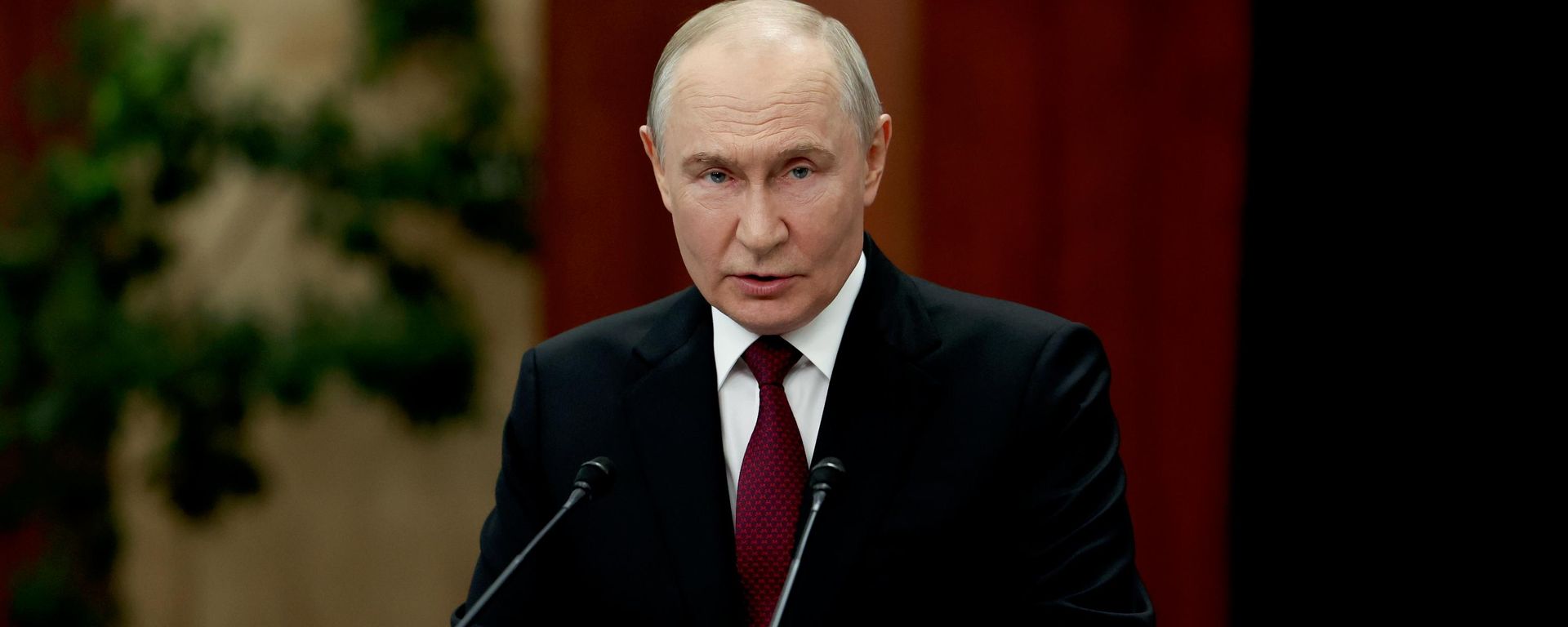 Президент РФ Владимир Путин во время подхода к прессе по итогам саммита Шанхайской организации сотрудничества (ШОС) в Бишкеке.  - Sputnik Таджикистан, 1920, 02.09.2026