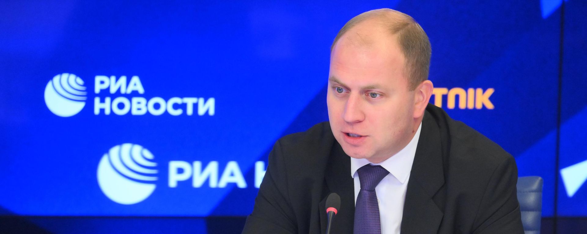 Заместитель министра промышленности и торговли РФ Роман Чекушов.  - Sputnik Таджикистан, 1920, 02.09.2026