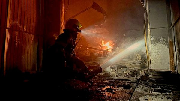 Пожарные ликвидируют последствия удара беспилотника под Киевом, Украина, 2 сентября 2026 года.  - Sputnik Таджикистан