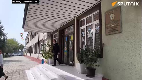 Хонаи русӣ ба Мактаб-интернат барои кӯдакони имконияташон маҳдуд китобҳо ҳадя кард - Sputnik Тоҷикистон