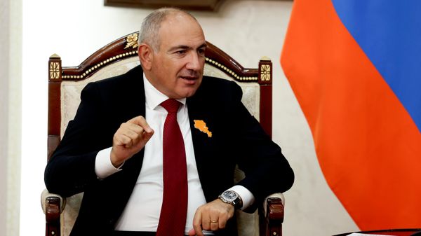 Премьер-министр Армении Никол Пашинян во время встречи с президентом РФ Владимиром Путиным на полях саммита Шанхайской организации сотрудничества (ШОС) в Бишкеке.  - Sputnik Тоҷикистон