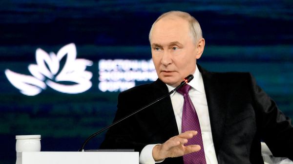 Президент РФ Владимир Путин на пленарной сессии Восточного экономического форума. - Sputnik Таджикистан