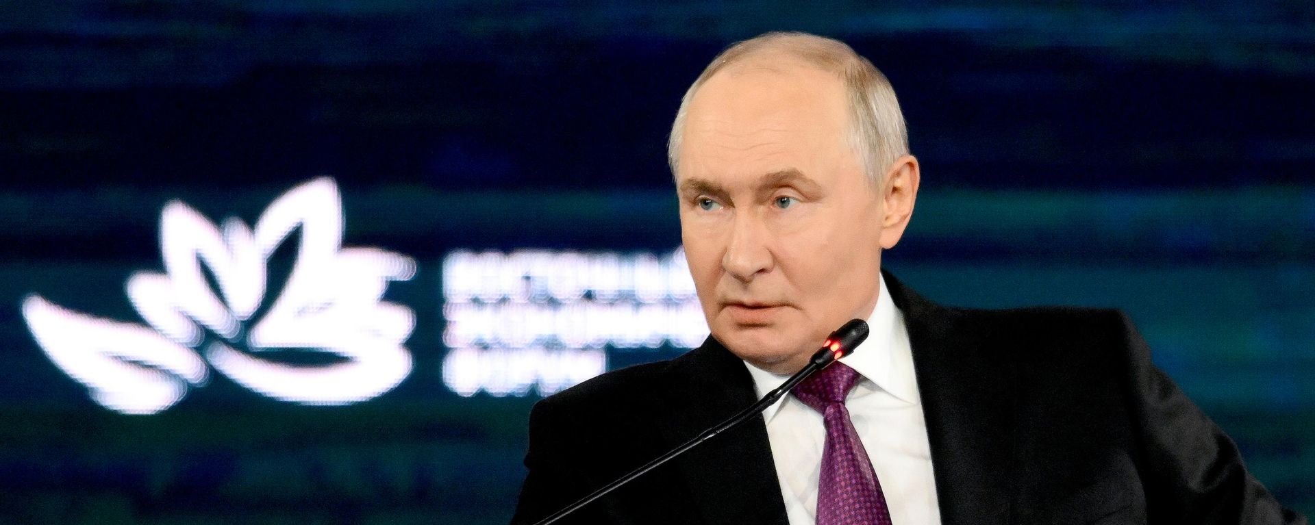 Президент РФ Владимир Путин на пленарной сессии Восточного экономического форума. - Sputnik Таджикистан, 1920, 03.09.2026