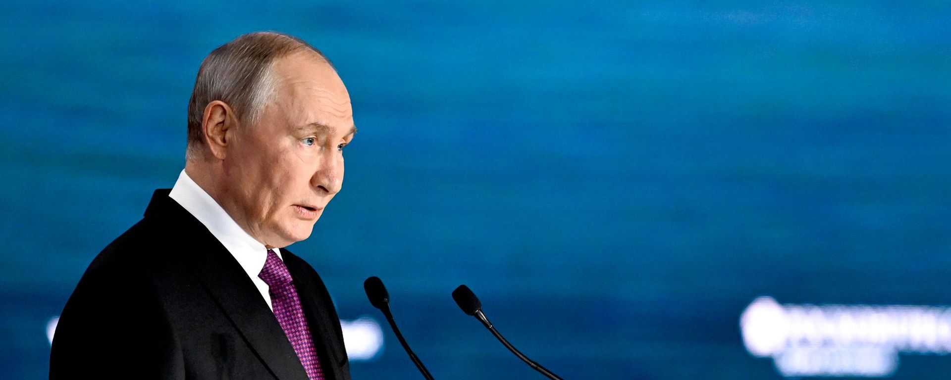 Президент РФ Владимир Путин на пленарной сессии Восточного экономического форума. - Sputnik Тоҷикистон, 1920, 03.09.2026