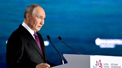 Президент РФ Владимир Путин на пленарной сессии Восточного экономического форума.