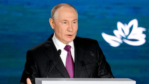 Президент РФ Владимир Путин на пленарной сессии Восточного экономического форума. - Sputnik Тоҷикистон