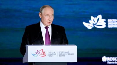 Президент РФ Владимир Путин на пленарной сессии Восточного экономического форума.