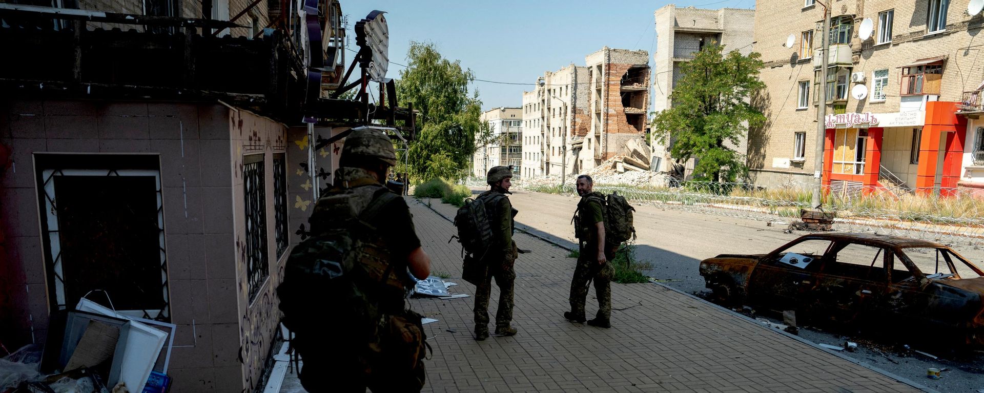 Военнослужащие ВСУ в прифронтовом городе Дружковка, Донецкая область, Украина, 10 августа 2026 года.  - Sputnik Таджикистан, 1920, 04.09.2026