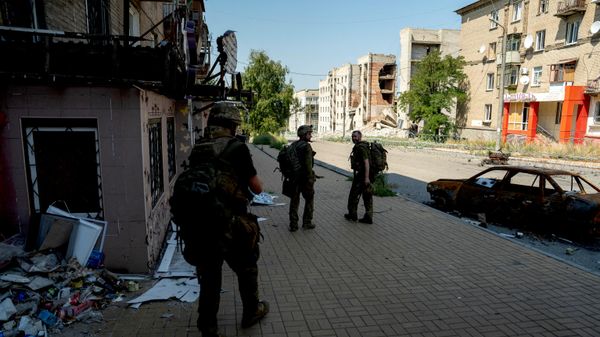 Военнослужащие ВСУ в прифронтовом городе Дружковка, Донецкая область, Украина, 10 августа 2026 года.  - Sputnik Таджикистан